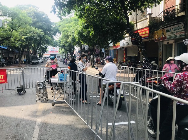 Long Biên: Người dân ủng hộ đi chợ bằng thẻ - Ảnh 1