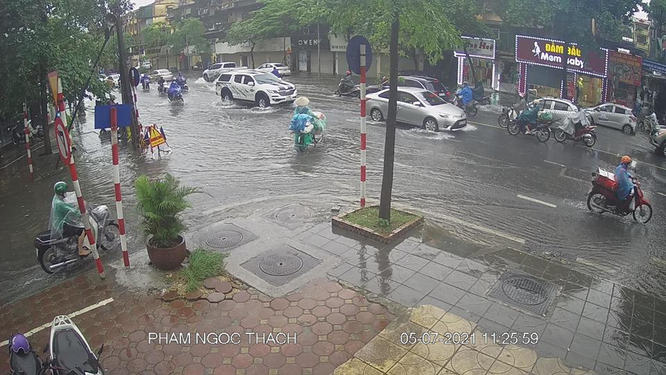 Hà Nội: Mưa lớn, một số khu vực nội thành ngập nhẹ - Ảnh 7
