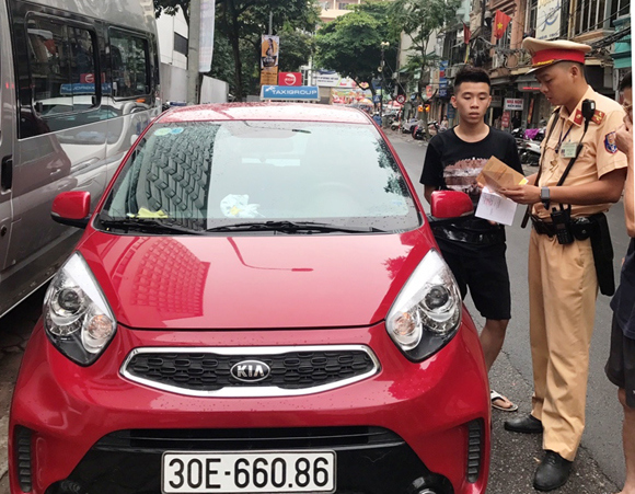 Xử lý nhiều phương tiện dừng đỗ sai quy định trên phố Nguyễn Quyền - Ảnh 1