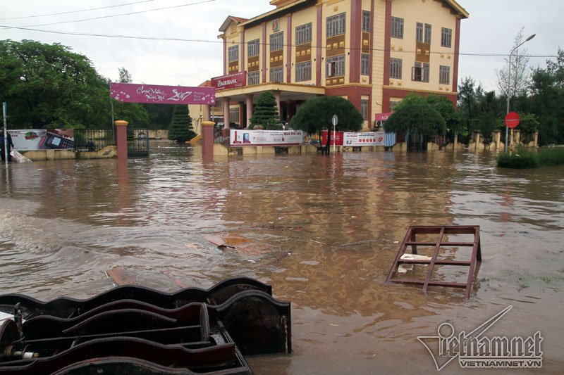 Toàn cảnh bão số 10 tàn phá miền Trung, Hà Tĩnh - Quảng Bình thiệt hại nặng nề - Ảnh 3