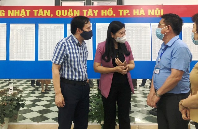 Chủ tịch Ủy ban MTTQ TP Hà Nội Nguyễn Lan Hương kiểm tra công tác bầu cử và phòng, chống dịch tại quận Tây Hồ - Ảnh 2