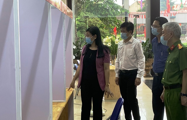 Chủ tịch Ủy ban MTTQ TP Hà Nội Nguyễn Lan Hương kiểm tra công tác bầu cử và phòng, chống dịch tại quận Tây Hồ - Ảnh 3