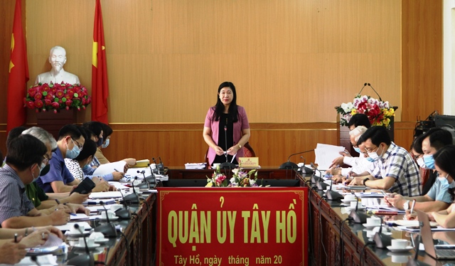 Chủ tịch Ủy ban MTTQ TP Hà Nội Nguyễn Lan Hương kiểm tra công tác bầu cử và phòng, chống dịch tại quận Tây Hồ - Ảnh 1