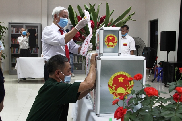 Phó Bí thư Thành ủy Nguyễn Văn Phong dự khai mạc và bầu cử tại phường Phú Thượng - Ảnh 4