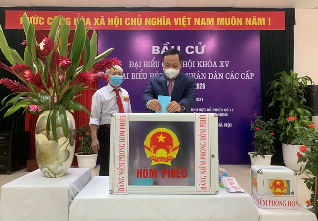 Cử tri quận Tây Hồ nô nức đi bầu cử - Ảnh 3