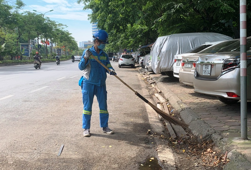 Hà Nội: Công nhân vệ sinh môi trường gồng mình trong nắng nóng - Ảnh 1