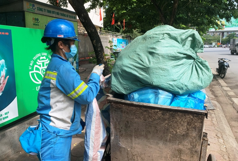 Hà Nội: Công nhân vệ sinh môi trường gồng mình trong nắng nóng - Ảnh 2