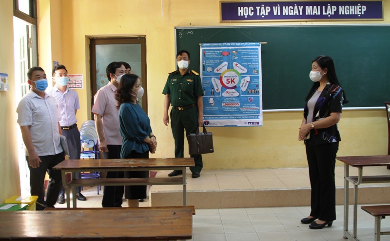 Chủ tịch Ủy ban MTTQ Việt Nam TP Hà Nội Nguyễn Lan Hương kiểm tra công tác chuẩn bị thi tốt nghiệp THPT tại quận Tây Hồ - Ảnh 1
