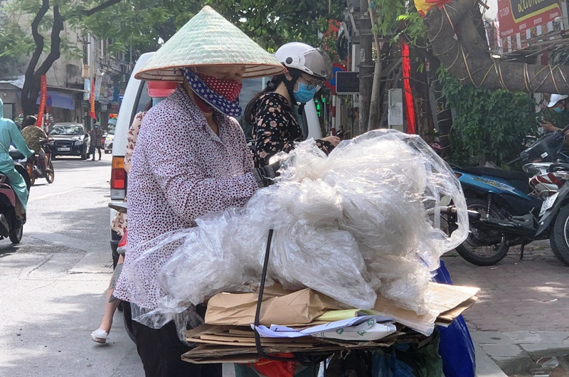 Hà Nội: Công nhân vệ sinh môi trường gồng mình trong nắng nóng - Ảnh 5