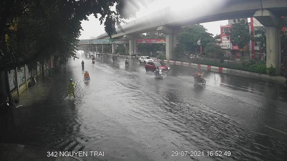 Hà Nội: Đường phố vắng tanh trong chiều mưa lớn, một số tuyến phố bị ngập - Ảnh 17