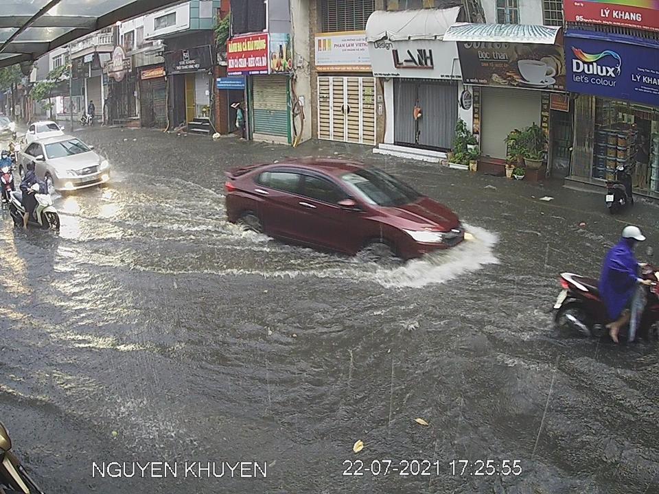 [Ảnh] Nội thành Hà Nội bất ngờ mưa lớn, ô tô rẽ sóng trên phố - Ảnh 14