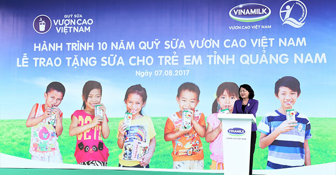 Vinamilk trao tặng 46.500 ly sữa cho trẻ em tỉnh Quảng Nam - Ảnh 1
