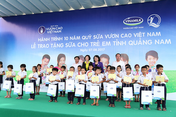 Vinamilk trao tặng 46.500 ly sữa cho trẻ em tỉnh Quảng Nam - Ảnh 3