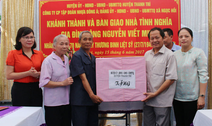 Huyện Thanh Trì trao nhà tình nghĩa cho gia đình có công - Ảnh 1