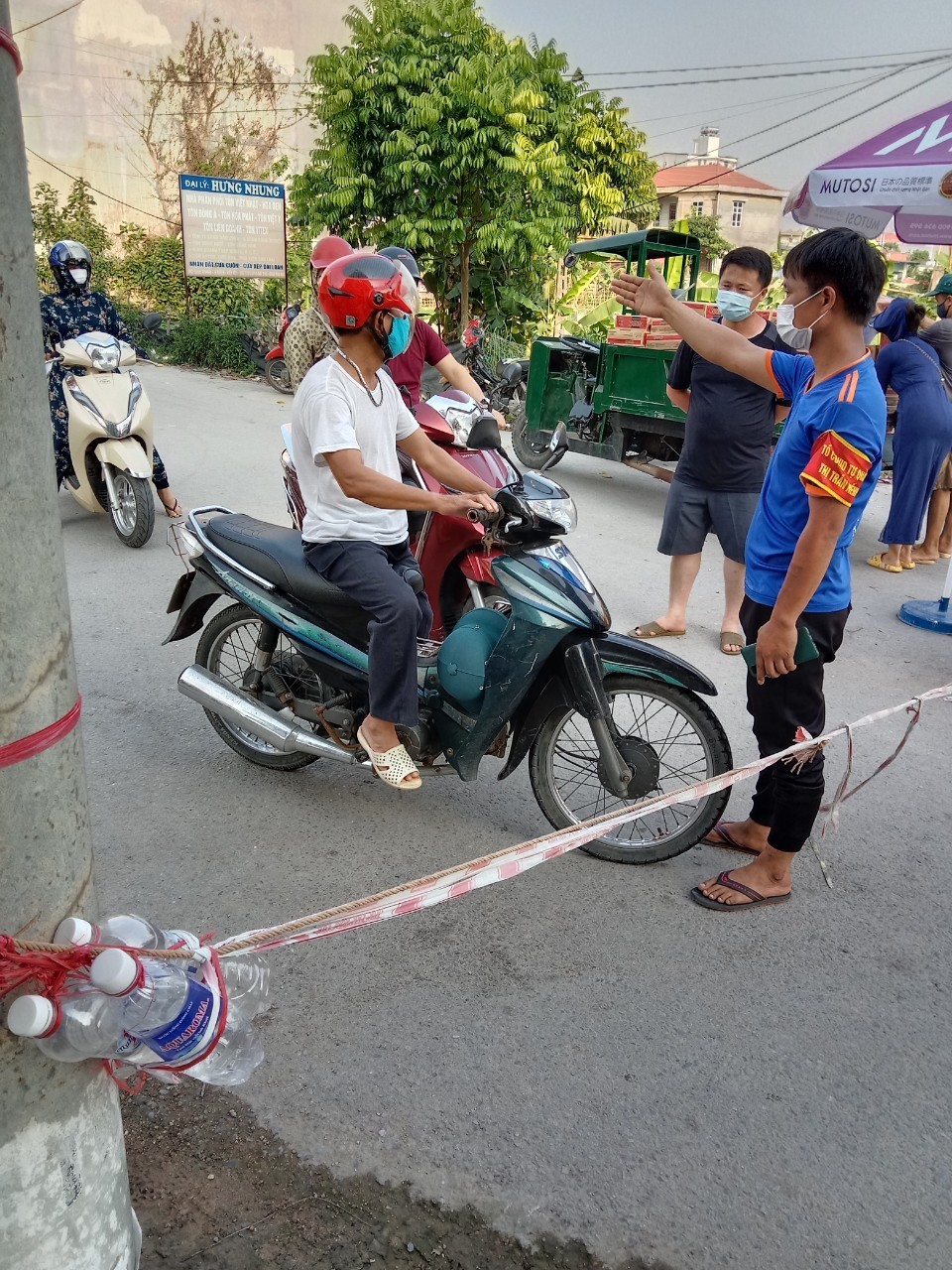 Bắc Giang: Thanh niên trắng đêm chốt trực, chặn Covid-19 ở tâm dịch Việt Yên - Ảnh 4