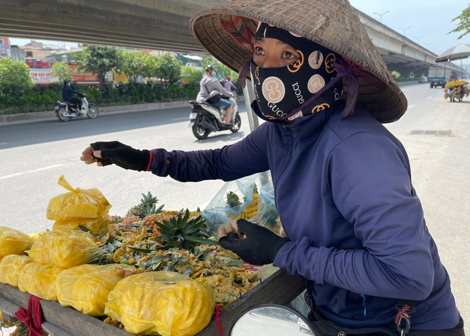 Hà Nội: Người lao động nhọc nhằn mưu sinh dưới nắng nóng 40 độ C - Ảnh 6