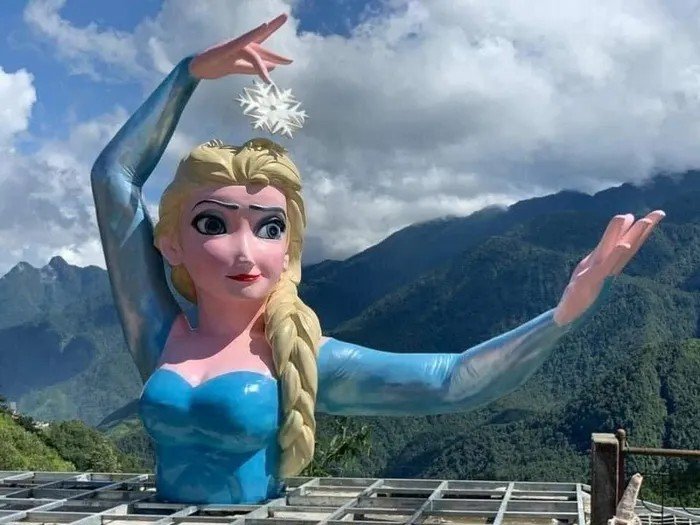 Yêu cầu tháo dỡ tượng Elsa phiên bản quái dị ở Sa Pa trước ngày 21/7 - Ảnh 1