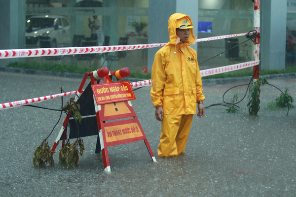Hà Nội: Gần 30 điểm ngập úng do mưa bão - Ảnh 1