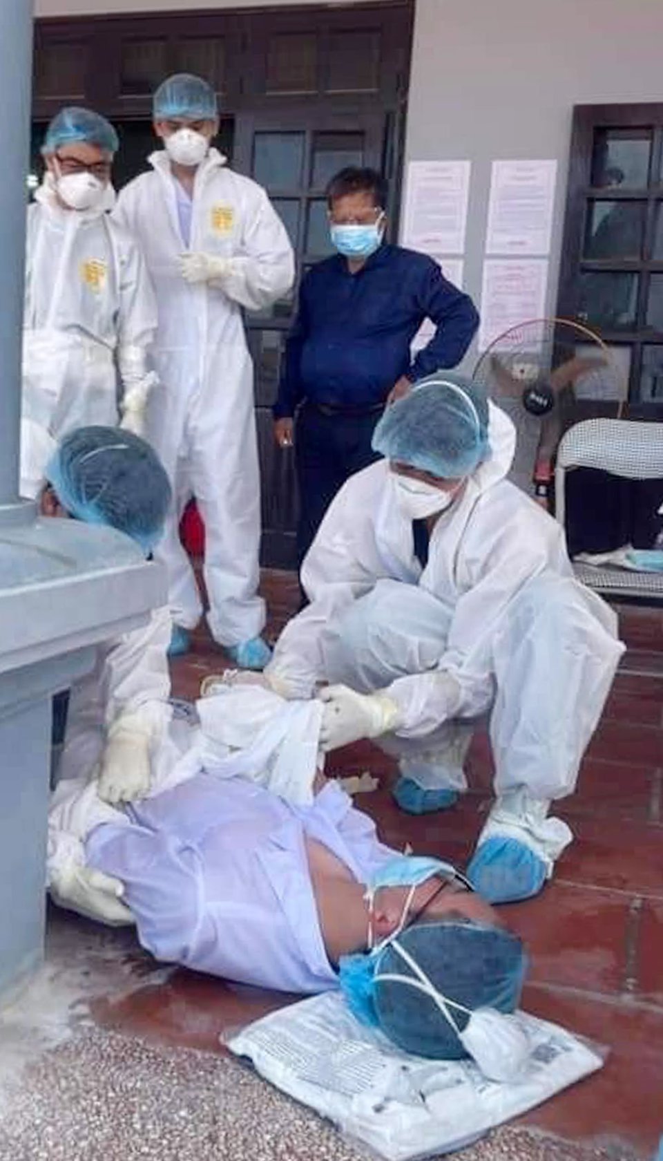 Bắc Giang: Kiệt sức, nhân viên y tế vẫn kiên cường nơi tâm dịch - Ảnh 1