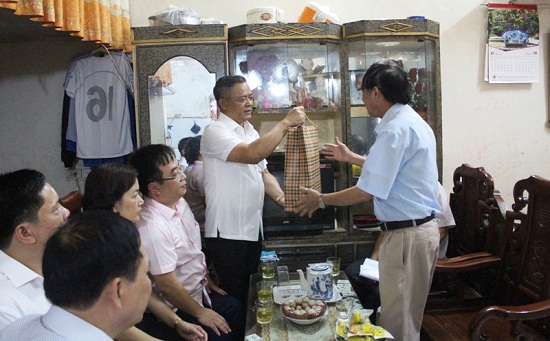 Quận Thanh Xuân tặng quà cho các gia đình chính sách - Ảnh 1