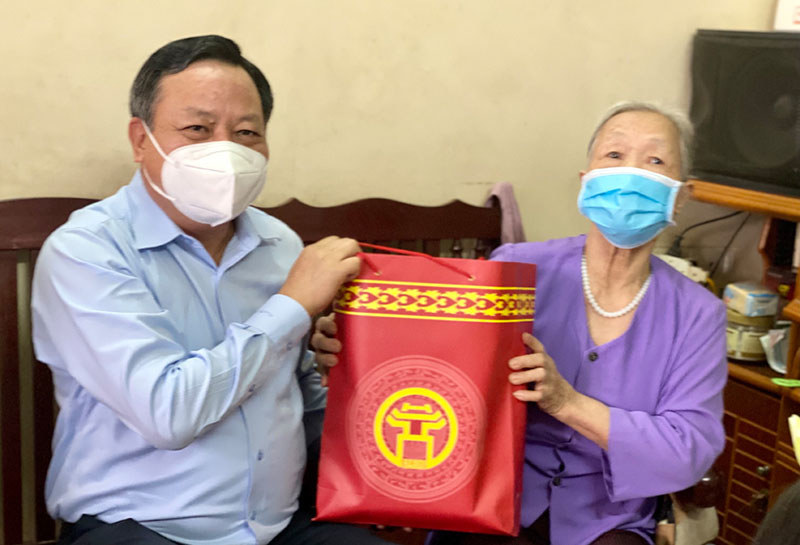 Phó Bí thư Thành ủy Nguyễn Văn Phong thăm, tặng quà gia đình chính sách ở thị xã Sơn Tây - Ảnh 2