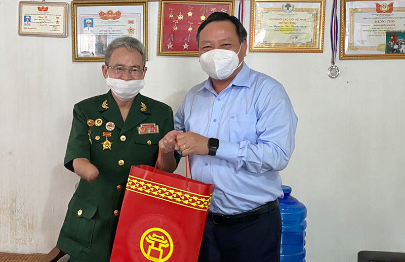 Phó Bí thư Thành ủy Nguyễn Văn Phong thăm, tặng quà gia đình chính sách ở thị xã Sơn Tây - Ảnh 1