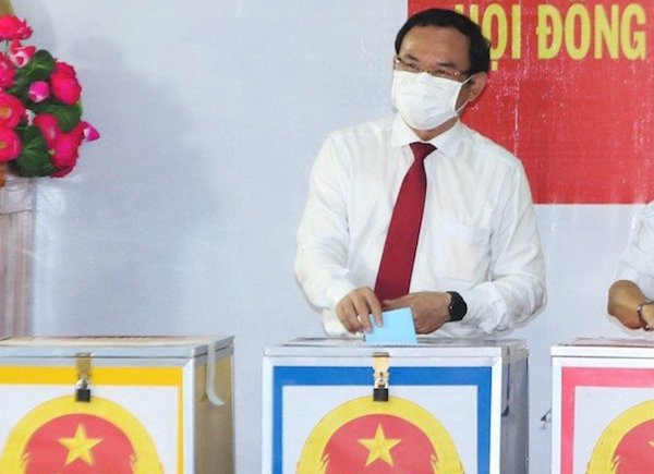 Rộn ràng không khí bầu cử tại các điểm bỏ phiếu trên địa bàn TP Hồ Chí Minh - Ảnh 1