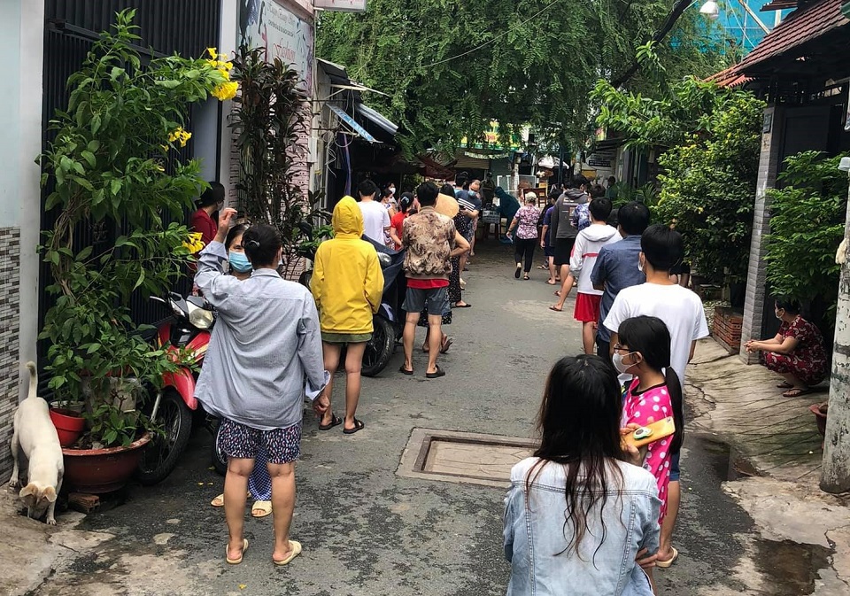 TP Hồ Chí Minh: Người dân sau khi gỡ phong tỏa vẫn tự cách ly để phòng Covid-19 - Ảnh 3