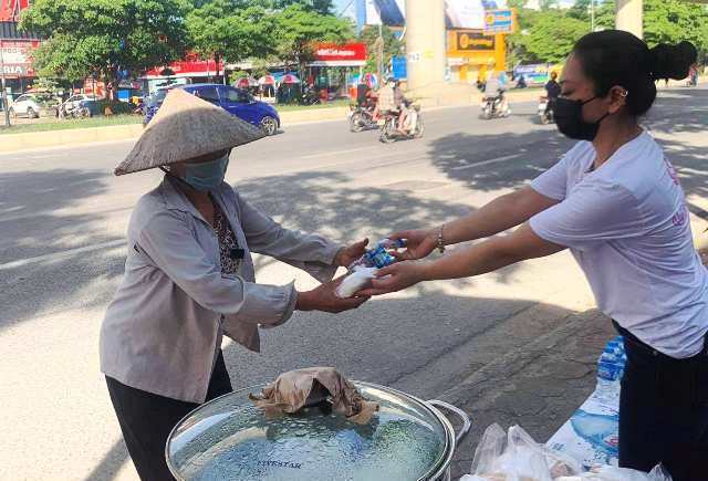 Ấm lòng bữa sáng miễn phí tặng người lao động khó khăn tại Hà Nội - Ảnh 3