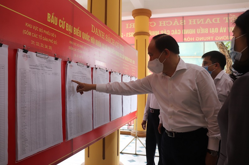 Chủ tịch Ủy ban Bầu cử TP Nguyễn Ngọc Tuấn kiểm tra tại quận Cầu Giấy: Tránh bỏ sót hoặc không đúng đối tượng cử tri - Ảnh 1