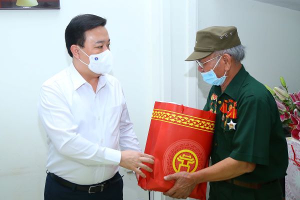 Bộ trưởng Bộ LĐTB&XH Đào Ngọc Dung, Phó Chủ tịch UBND TP Hà Nội Chử Xuân Dũng thăm, tặng quà người có công - Ảnh 4