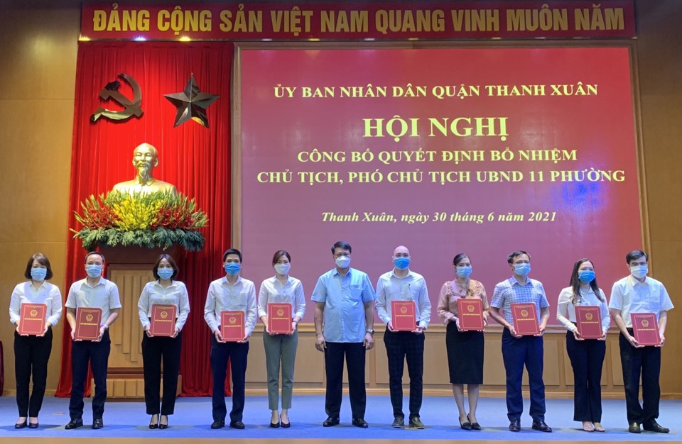 Quận Thanh Xuân công bố quyết định bổ nhiệm 33 Chủ tịch, Phó Chủ tịch các phường - Ảnh 2