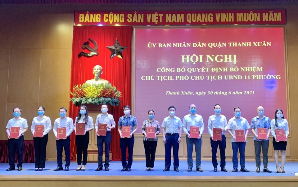 Quận Thanh Xuân công bố quyết định bổ nhiệm 33 Chủ tịch, Phó Chủ tịch các phường - Ảnh 3