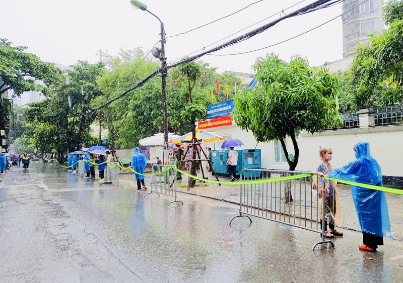 Quận Thanh Xuân: 17 thí sinh vắng mặt, hỗ trợ đồ cho thí sinh bị ướt - Ảnh 1