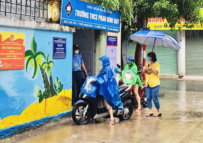Quận Thanh Xuân: 17 thí sinh vắng mặt, hỗ trợ đồ cho thí sinh bị ướt - Ảnh 2