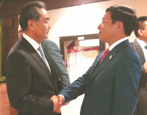 Bộ trưởng Phạm Bình Minh gặp Bộ trưởng Ngoại giao Trung Quốc sau khi khung COC được thông qua - Ảnh 1