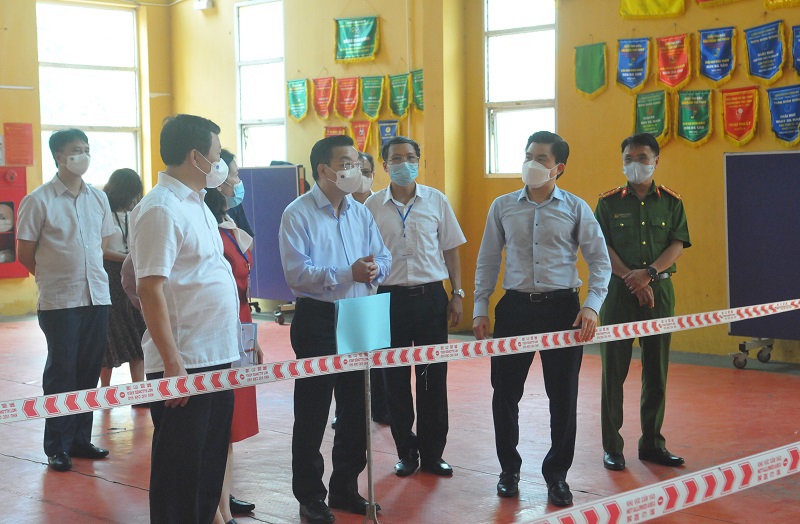Chủ tịch UBND TP Chu Ngọc Anh kiểm tra công tác phòng dịch Covid-19 ở các điểm thi quận Hoàn Kiếm, Đống Đa - Ảnh 4