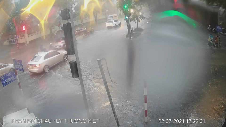 [Ảnh] Nội thành Hà Nội bất ngờ mưa lớn, ô tô rẽ sóng trên phố - Ảnh 21