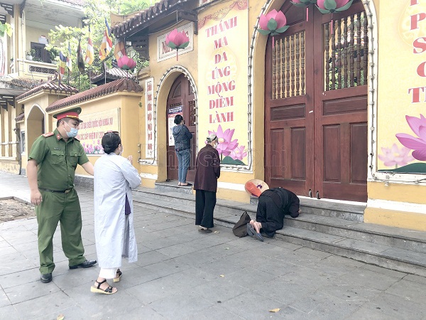 [Ảnh] Đại lễ Phật đản: Người dân vái vọng, tắm tượng phật ngoài cổng chùa - Ảnh 11