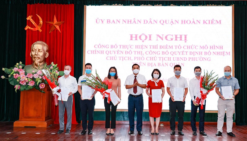 Quận Hoàn Kiếm công bố quyết định bổ nhiệm 16 Chủ tịch, 35 Phó Chủ tịch UBND phường - Ảnh 4