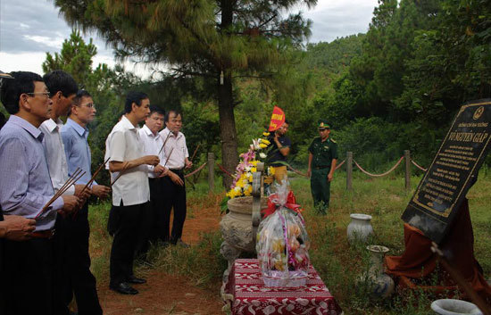 Đoàn đại biểu TP Hà Nội viếng mộ Đại tướng Võ Nguyên Giáp - Ảnh 1