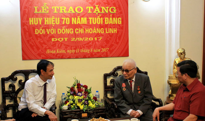 Phó Bí thư Thành ủy Hà Nội Đào Đức Toàn trao Huy hiệu 70 năm tuổi Đảng cho đồng chí Hoàng Linh - Ảnh 1