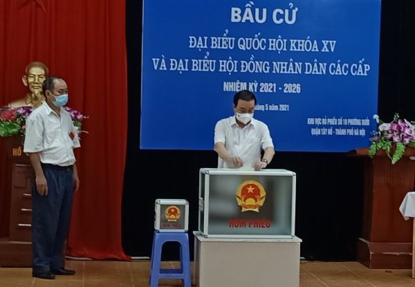 Phó Chủ tịch UBND TP Hà Nội Chử Xuân Dũng bầu cử tại Khu vực bỏ phiếu số 10 - Ảnh 1
