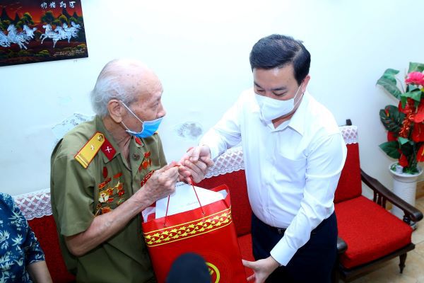 Bộ trưởng Bộ LĐTB&XH Đào Ngọc Dung, Phó Chủ tịch UBND TP Hà Nội Chử Xuân Dũng thăm, tặng quà người có công - Ảnh 2