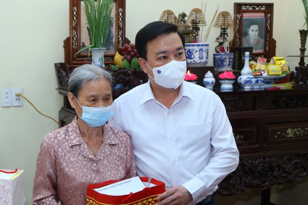 Bộ trưởng Bộ LĐTB&XH Đào Ngọc Dung, Phó Chủ tịch UBND TP Hà Nội Chử Xuân Dũng thăm, tặng quà người có công - Ảnh 6