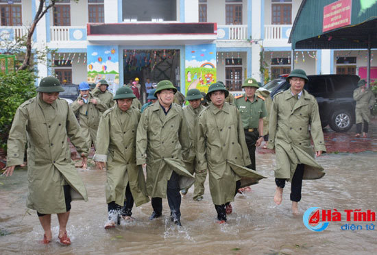 Phó Thủ tướng Trịnh Đình Dũng thị sát, chỉ đạo khắc phục hậu quả bão số 10 - Ảnh 1