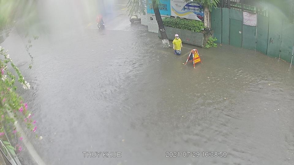 Hà Nội: Đường phố vắng tanh trong chiều mưa lớn, một số tuyến phố bị ngập - Ảnh 5