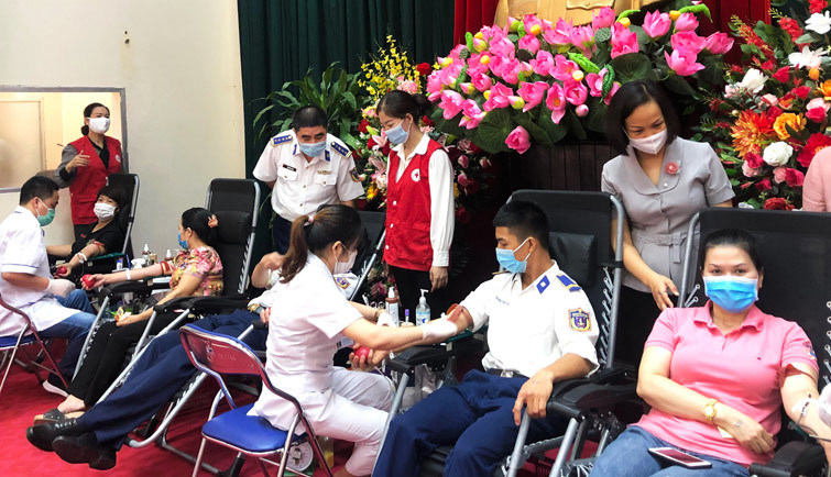 Phụ nữ quận Hà Đông vận động 200 người tham gia hiến máu tình nguyện - Ảnh 1