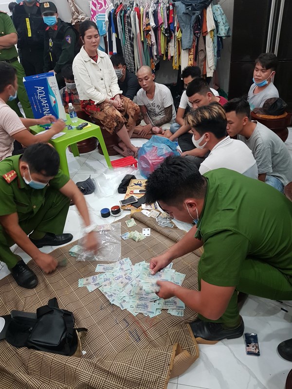 Phú Quốc: Triệt xóa tụ điểm đánh bạc, thu giữ gần 500 triệu đồng - Ảnh 1