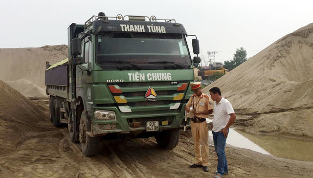 Xử lý xe quá tải trên đê Hữu Hồng: Người tích cực, kẻ thờ ơ - Ảnh 1